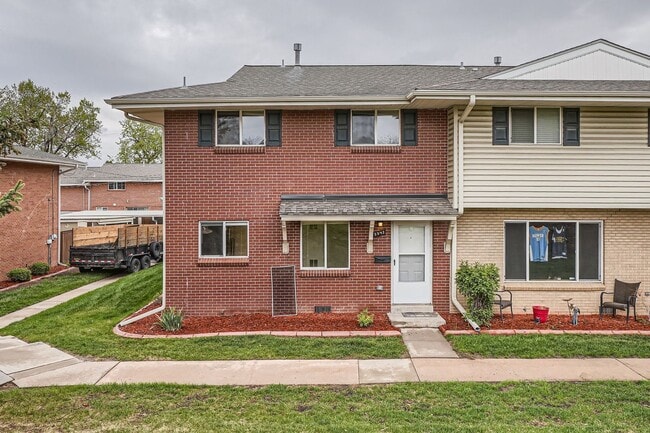 property at 3942 S Yosemite St