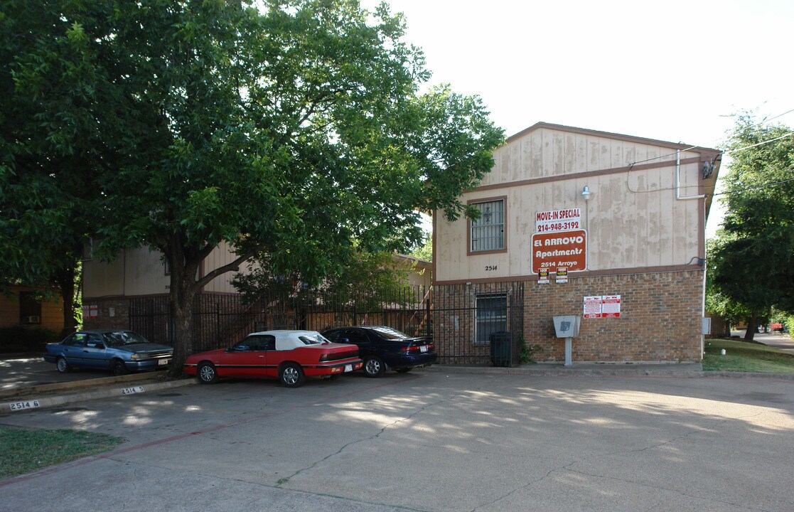El Arroyo Apartments in Dallas, TX - Foto de edificio