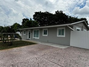 19911 NW 44th Pl in Miami Gardens, FL - Building Photo - Building Photo