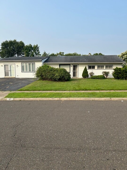 97 Black Pine Ln in Levittown, PA - Foto de edificio