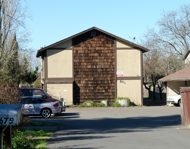 675 Dutton Ave in Santa Rosa, CA - Building Photo - Building Photo