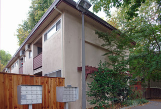 Lanai Apartments in Sacramento, CA - Building Photo - Building Photo