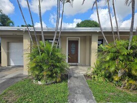 961 E 32nd St in Hialeah, FL - Foto de edificio - Building Photo