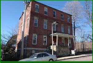 85 Regent St in West Roxbury, MA - Building Photo