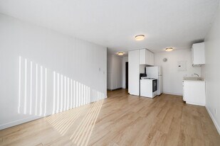 Crestview in Seattle, WA - Building Photo