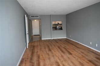 9450 Live Oak Pl, Unit 303 in Davie, FL - Foto de edificio - Building Photo