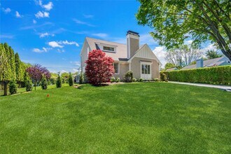 4 Carriage Ln in Southampton, NY - Building Photo - Building Photo