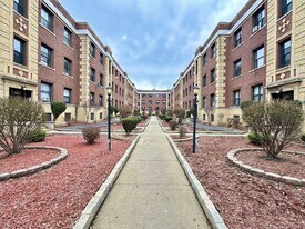 834 W Waveland Ave, Unit 2S in Chicago, IL - Building Photo