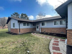 201 Redwood Ave in Elk Grove Village, IL - Building Photo - Building Photo