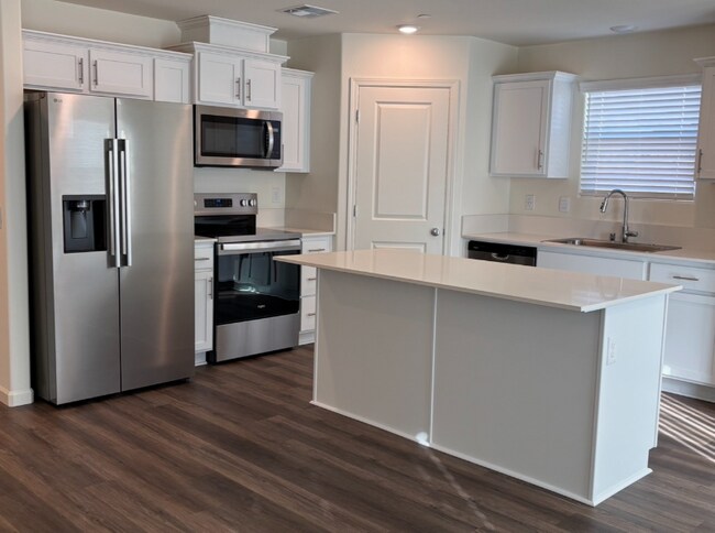 8801 Scintilla Ave in Bakersfield, CA - Foto de edificio - Building Photo