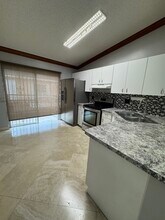 6911 W 36th Ave, Unit 204 in Hialeah, FL - Foto de edificio - Building Photo