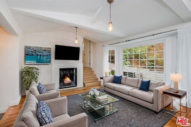 9801 Portola Dr in Beverly Hills, CA - Building Photo - Building Photo