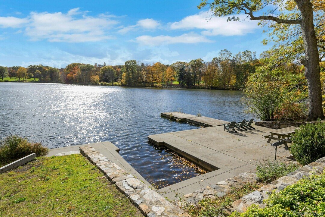 16 Old Wagon Rd in Mt Kisco, NY - Building Photo