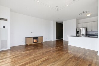 340 W Superior St in Chicago, IL - Building Photo - Building Photo