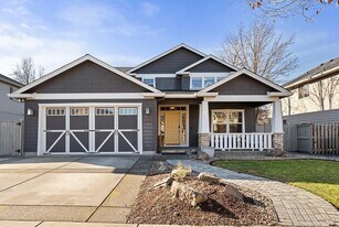 3640 Creek View Dr in Medford, OR - Building Photo