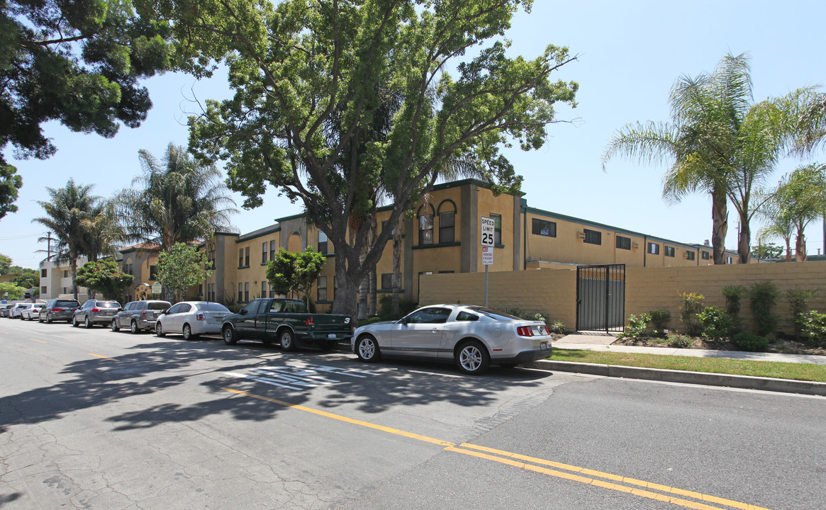 Castillian Apartments in Burbank, CA - Building Photo