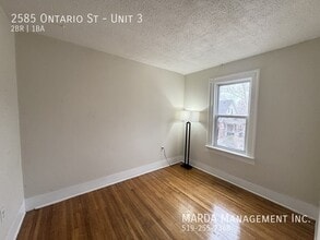 2585 Ontario St in Windsor, ON - Building Photo - Building Photo