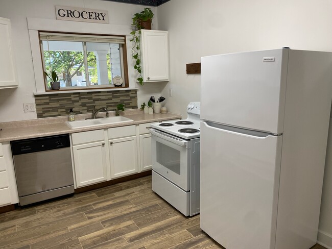 3260 Starr St, Unit 2