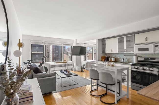 245 E 24th St in New York, NY - Building Photo - Building Photo
