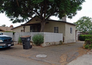 121-A B Apricot St in Oak View, CA - Building Photo - Building Photo