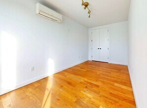 Myrtle Avenue in Brooklyn, NY - Foto de edificio - Building Photo