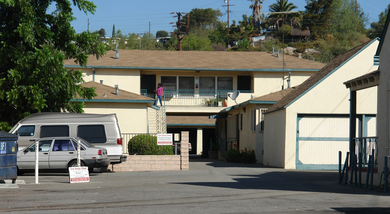 4535 Eagle Rock Blvd in Los Angeles, CA - Foto de edificio