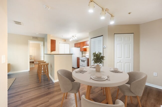 Meridian Pointe Apartments in Tampa, FL - Building Photo - Building Photo