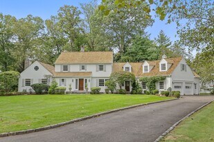 49 Grosset Rd in Greenwich, CT - Building Photo