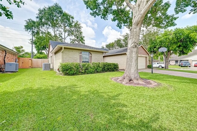 16355 Sierra Grande Dr in Houston, TX - Building Photo - Building Photo