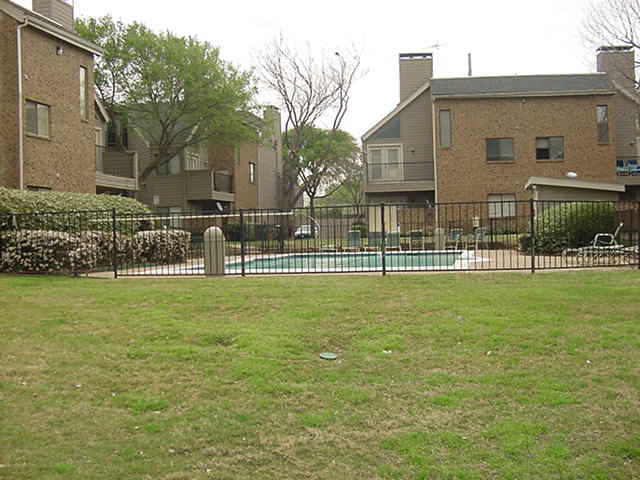 Richland Trace Condominiums in Dallas, TX - Building Photo