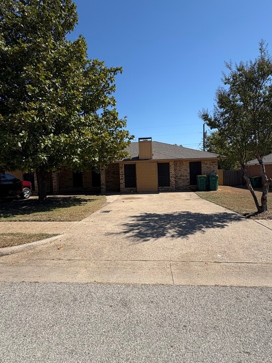 716 Long Ct in Cedar Hill, TX - Building Photo