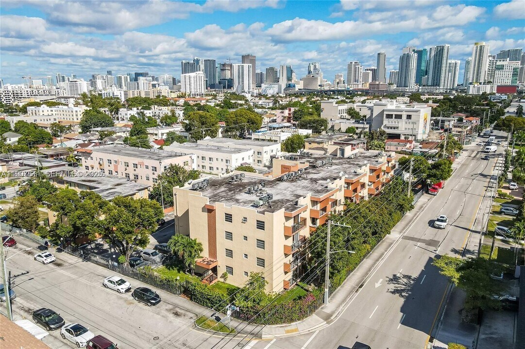 677 SW 9th Ave, Unit #303 in Miami, FL - Building Photo