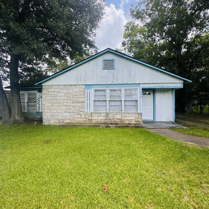 2355 N Lynwood Dr in Beaumont, TX - Building Photo