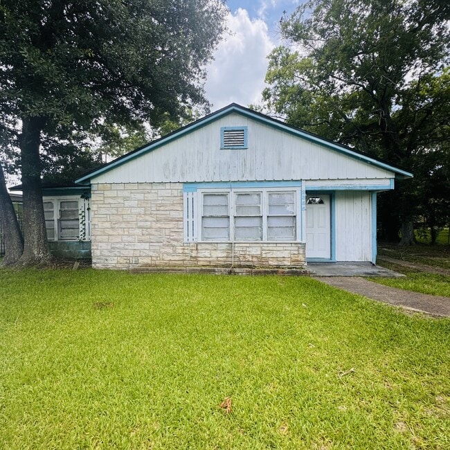 property at 2355 N Lynwood Dr