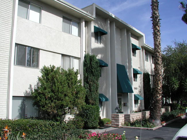 Sherman Plaza Apartments in Van Nuys, CA - Building Photo - Building Photo