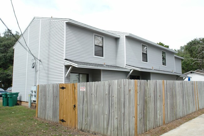 712-718 Leonard Rd in Fort Walton Beach, FL - Foto de edificio - Building Photo