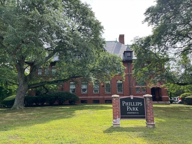 324 Washington St in Wellesley, MA - Building Photo - Building Photo