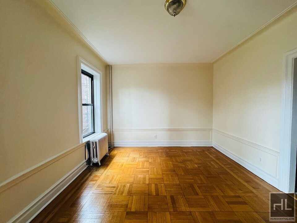 WEST 204 STREET in New York, NY - Building Photo
