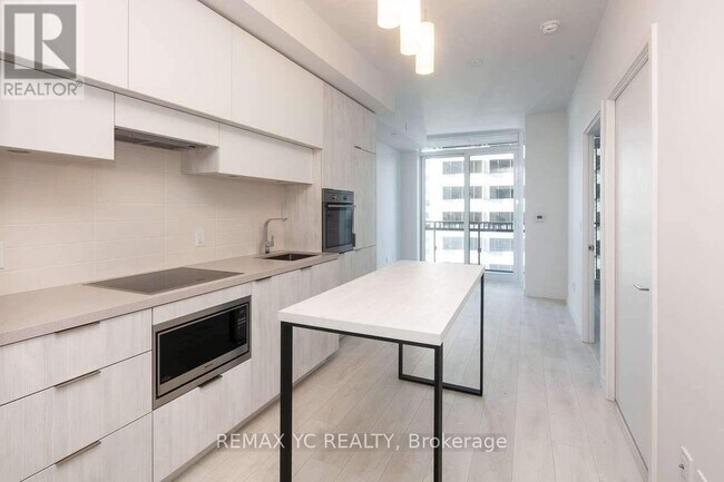 8 Eglinton Ave E in Toronto, ON - Building Photo - Building Photo