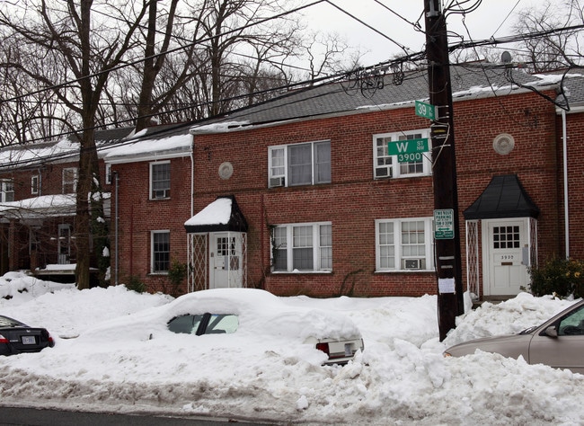 3918 W St NW in Washington, DC - Foto de edificio - Building Photo