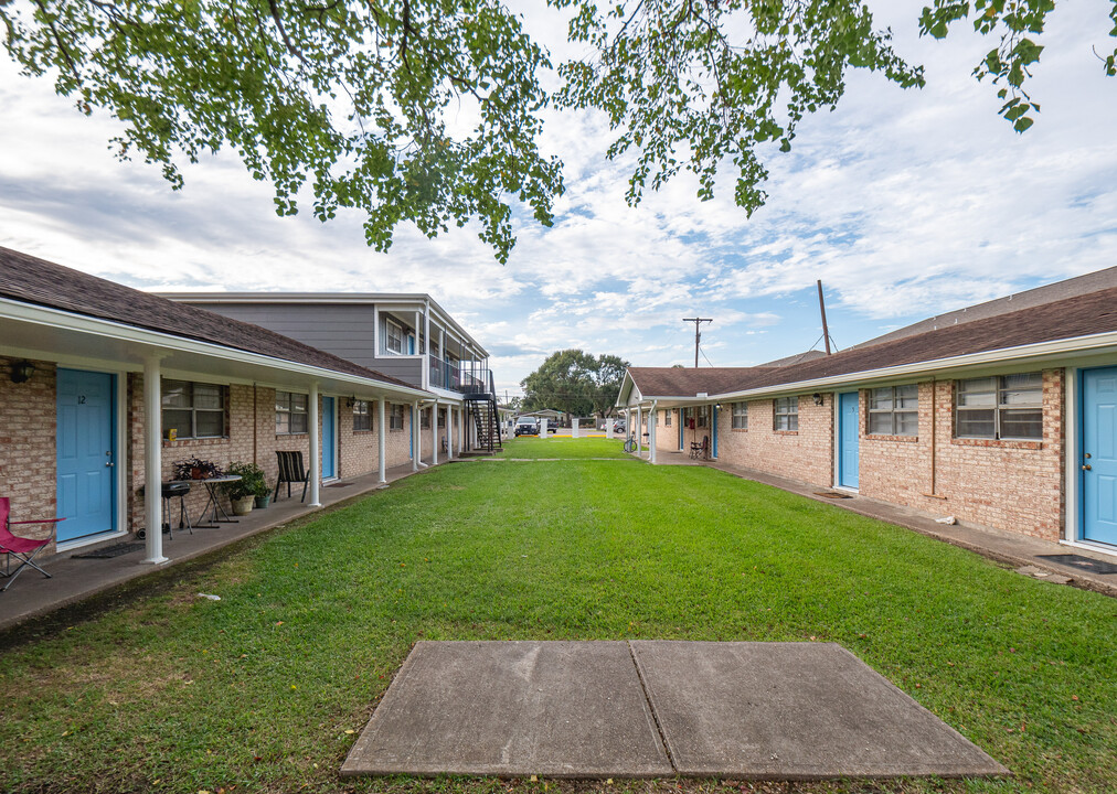 303 Hardy Ave, Unit 10 in Nederland, TX - Building Photo