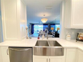 7041 W Country Club Dr N in Sarasota, FL - Building Photo - Building Photo