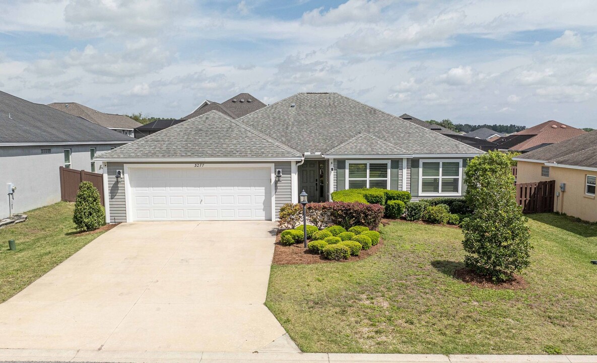 3277 Sennett Cir in Wildwood, FL - Building Photo