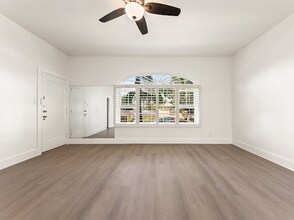 6250 S Van Ness Ave, Unit #1 in Los Angeles, CA - Foto de edificio - Building Photo