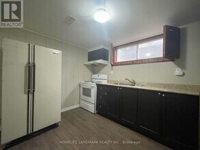 15 Orangewood Crescent in Toronto, ON - Building Photo - Building Photo