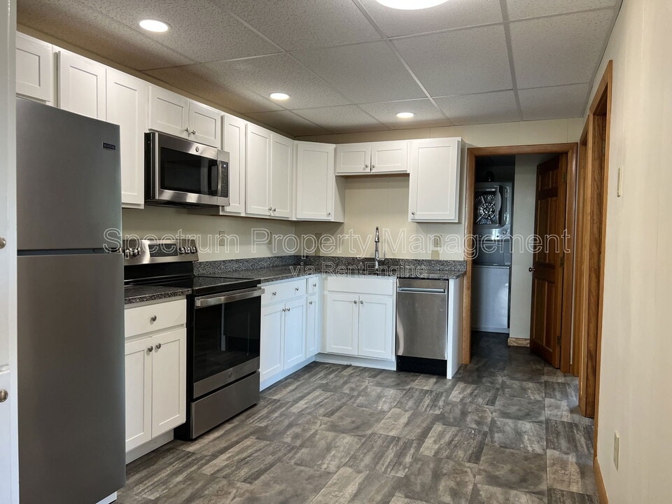 146 Kennedy Memorial Dr in Waterville, ME - Building Photo