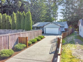 10322 3rd St SE in Yelm, WA - Foto de edificio - Building Photo
