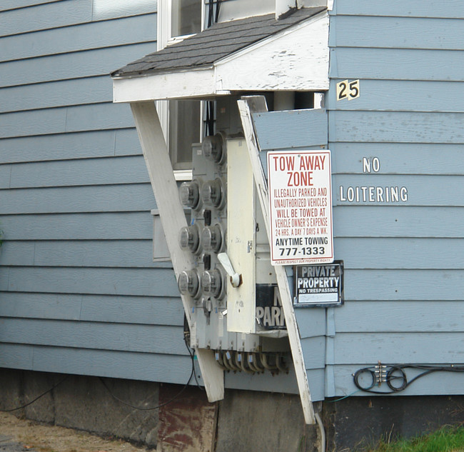 25 Spring St in Auburn, ME - Foto de edificio - Building Photo