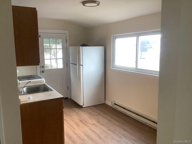 253 Hampton Ave in East Patchogue, NY - Building Photo - Building Photo