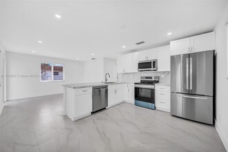 532 NW 43rd Ct-Unit -532 in Miami, FL - Building Photo - Building Photo